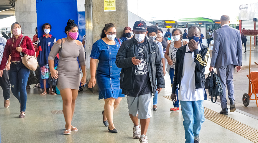 #PraCegoVer Várias pessoas usando máscara por causa da pandemia do coronavírus, caminhando pela rua.