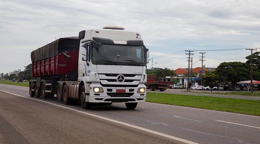 #PraCegoVer caminhão de carga na estrada