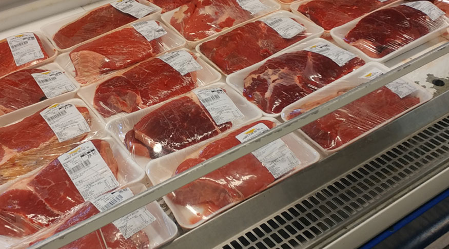 #PraCegoVerfoto de cortes carne embaladas no freezer do supermercado