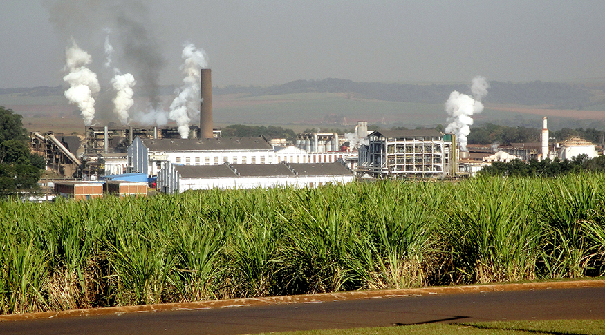 #PraCegoVer A foto mostra as instalações de uma fábrica de açúcar e etanol