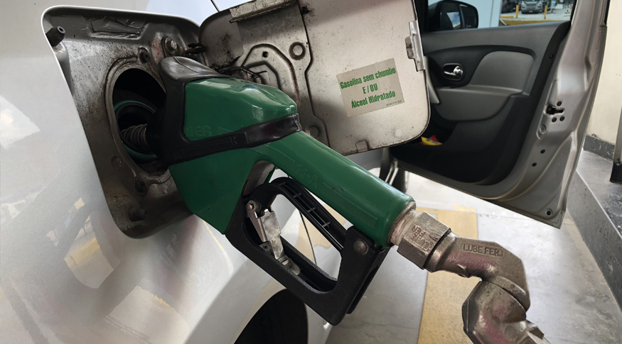 #PraCegoVer A foto mostra em destaque uma bomba de gasolina, abastecendo um carro.