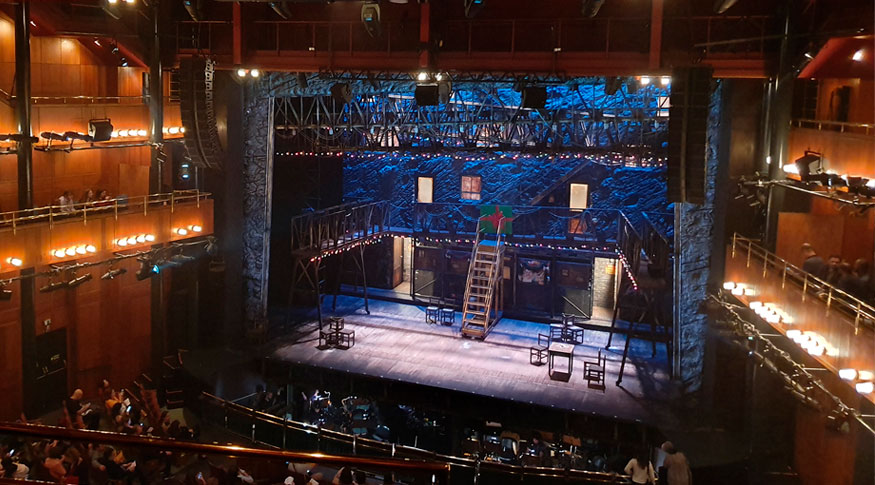 #PraCegoVer foto de um palco de teatro visto de cima
