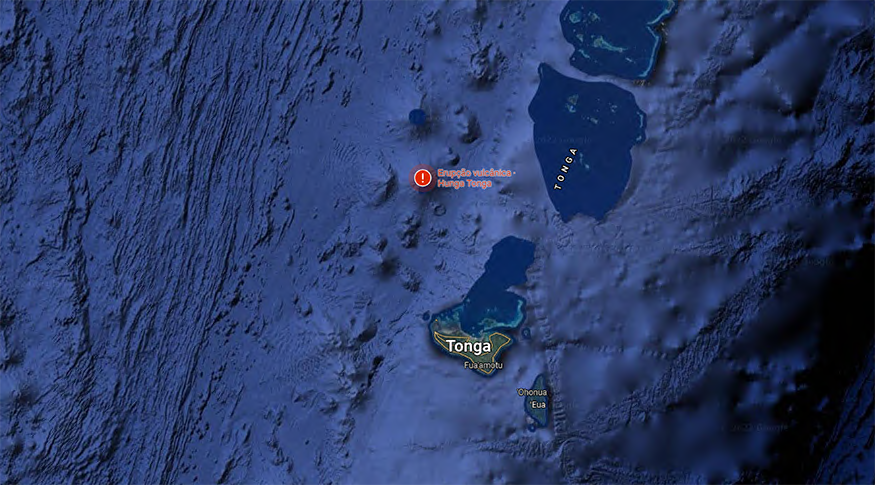 #PraCegoVer Foto de satélite mostrando a Ilha de Tonga e destacado em vermelho, o local do tsunami ocorrido no começo de janeiro de 2022.