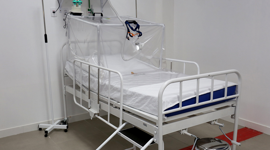 #PraCegoVer A foto mostra um leito de um hospital de campanha inaugurado recentemente
