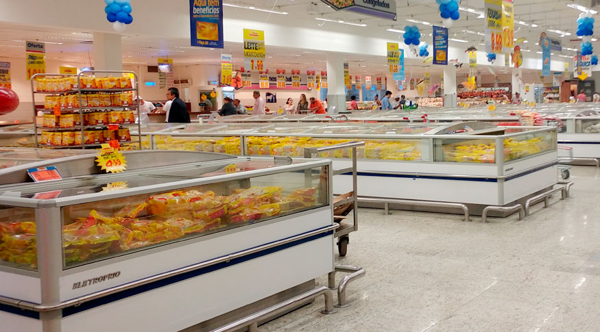 #praCegoVer Área de alimentos congelados de um supermercado