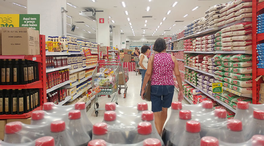 #PraCegoVer pessoas no supermercado 