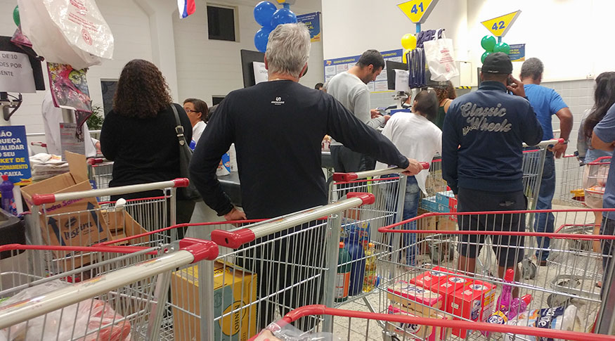 #PraCegoVer pessoas na fila do supermercado 