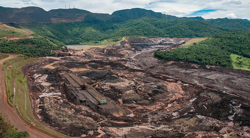 #PraCegoVer Vista aérea da queda da barragem de Brumadinho, em Minas Gerais