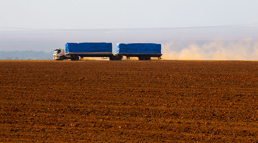 #PraCegoVer caminhão em estrada de terra