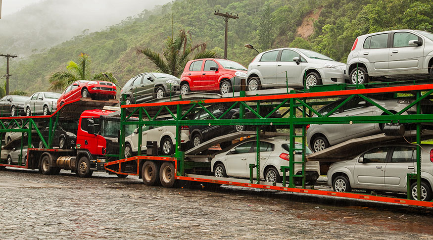 #PraCegoVer camilhão cegonha transportando carros