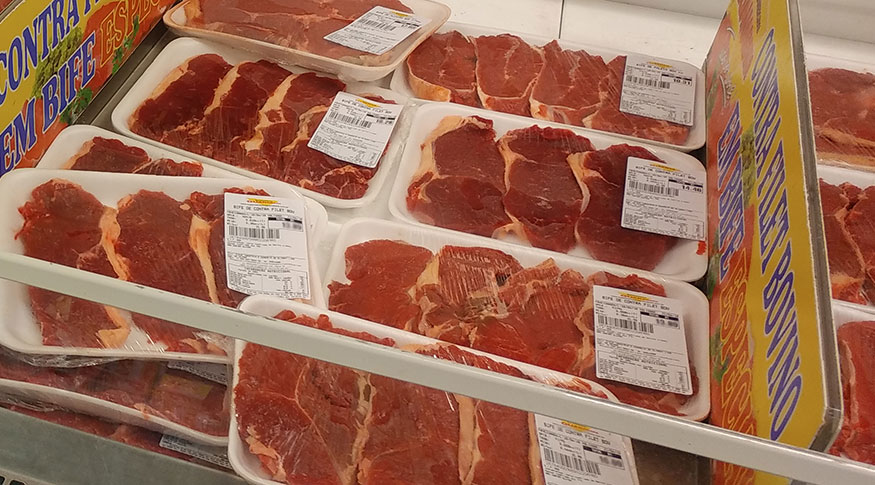 #PraCegoVerfoto de cortes carne embaladas no freezer do supermercado