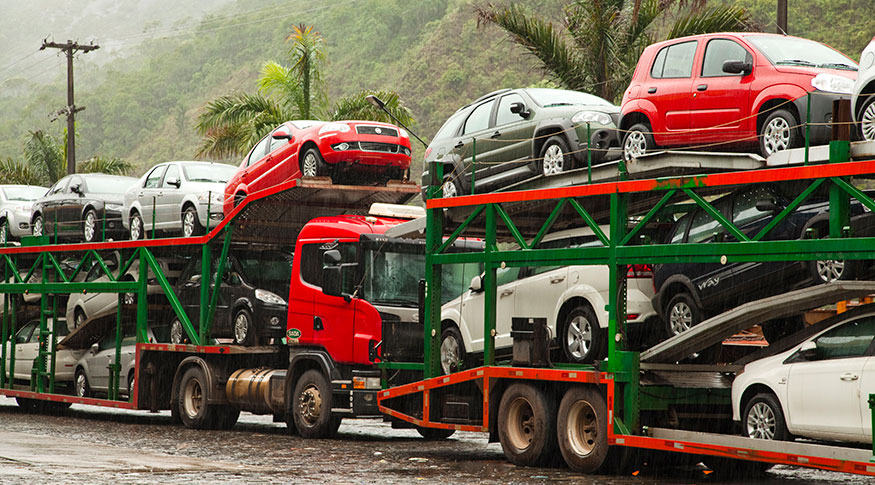 #PraCegoVer camilhão cegonha transportando carros