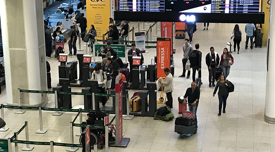 #PraCegoVer foto de passageiros com malas no saguão do aeroporto