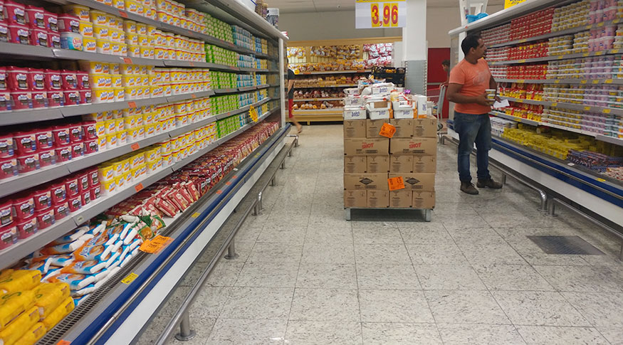 #PraCegoVerfoto supermercado com corredor vazio com apenas uma pessoa