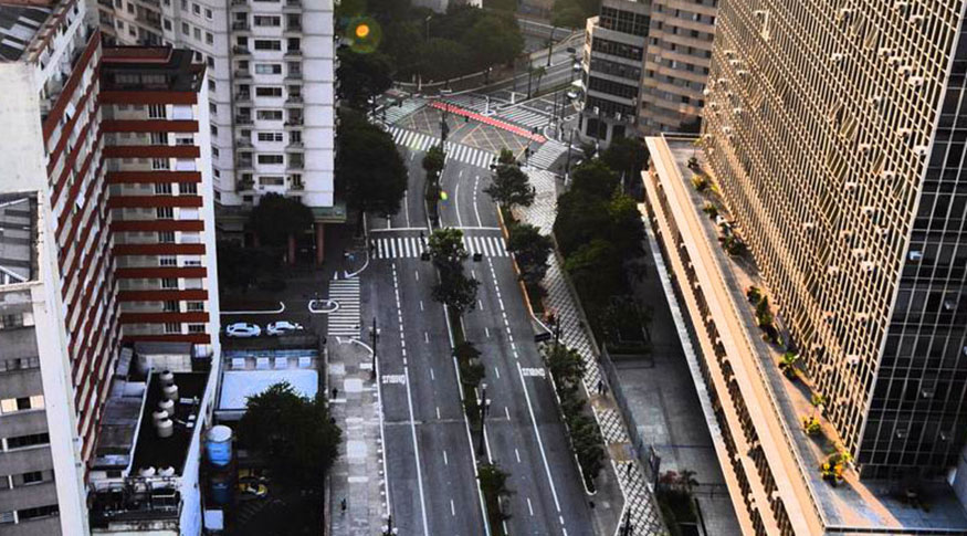#PraCegoVer Vista aérea da avenida Paulista vazia