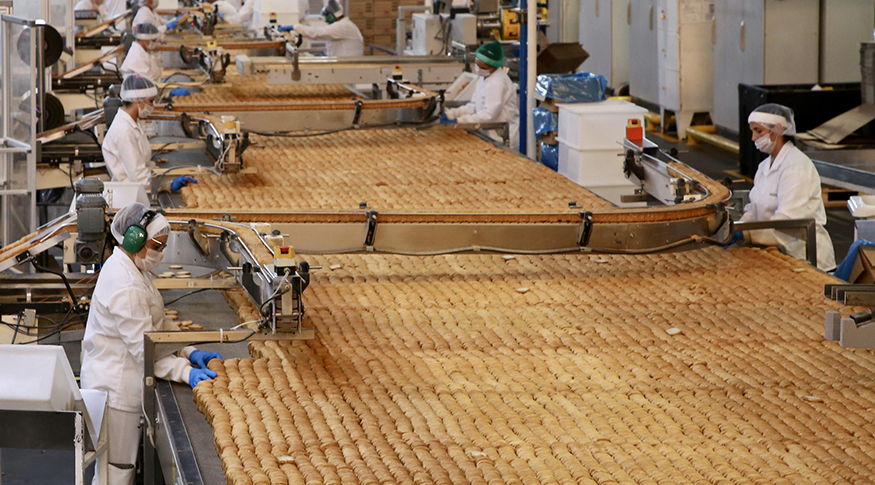 #PraCegoVer A foto mostra o interior de uma fábrica de biscoitos