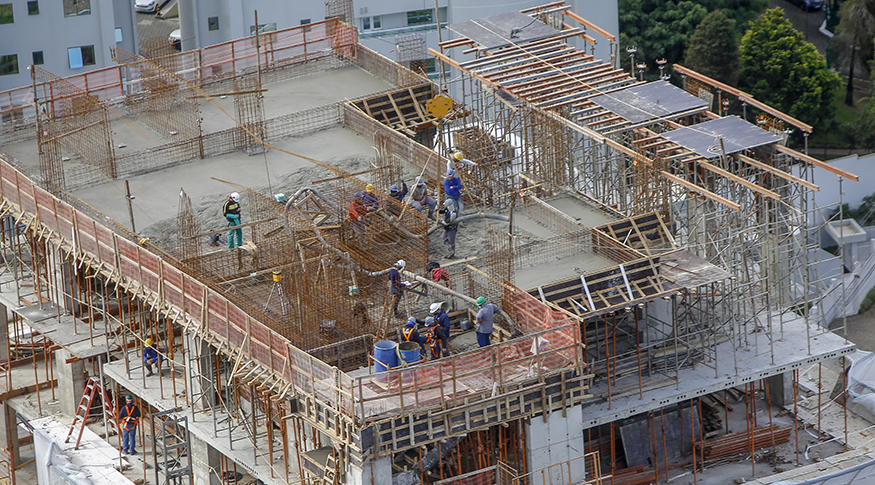 #PraTodosVerem a foto mostra uma visão aéraea de uma obra de um prédio em andamento