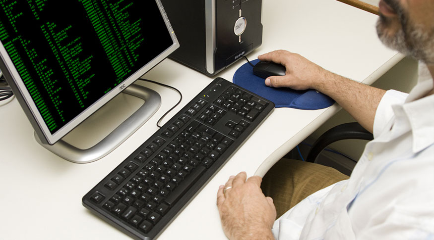 #PraCegoVer Homem trabalhando em computador