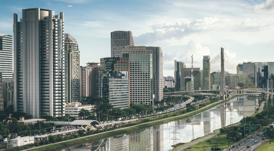 Vista panorâmica da capital paulista com vista para o rio Tietê e prédios ao fundo