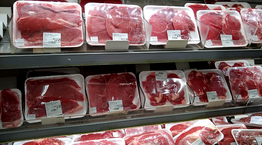 #pracegover a foto mostra uma gôndola de supermercado com vária bandejas de carne embaladas em plástico