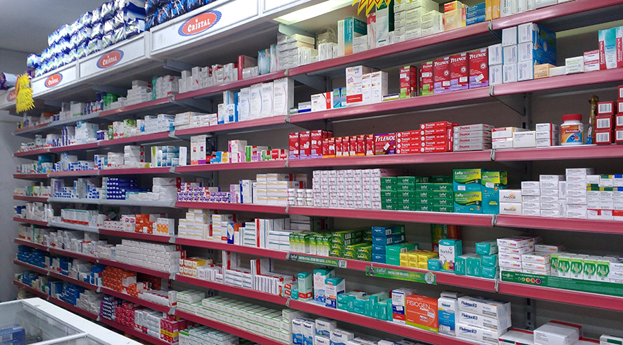 #PraCegoVer A foto mostra prateleiras de farmácia, repletas de medicamentos.