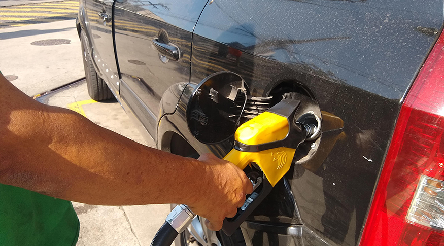 #PraCegoVer A foto mostra em destaque uma bomba de gasolina, abastecendo um carro.