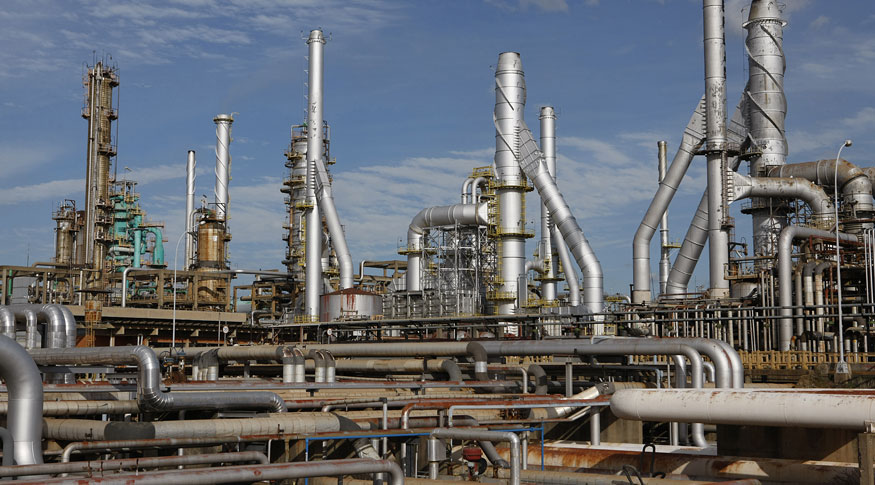#PraCegoVer A foto mostra uma refinaria de petróleo.