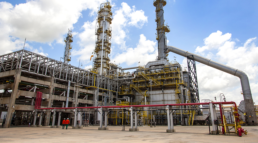 #PraCegoVer Foto de uma refinaria da Petrobras.