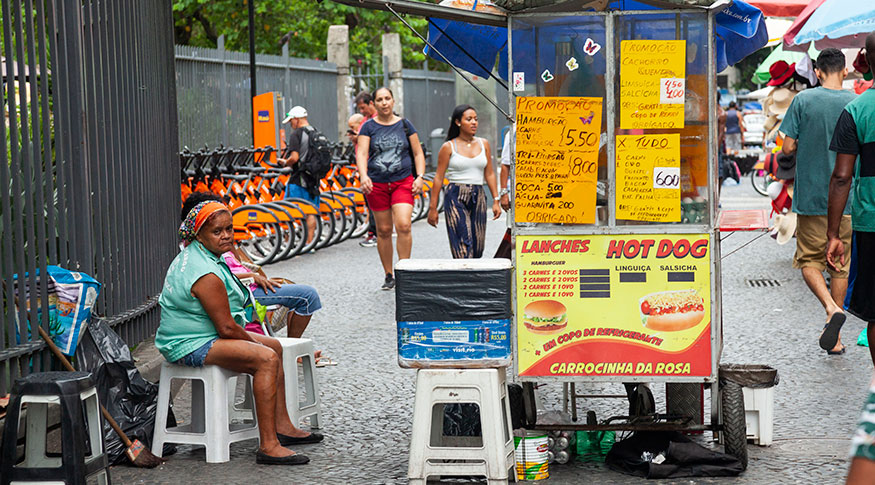 #Pracegover Ambulante com carrocinha de cachorro quente