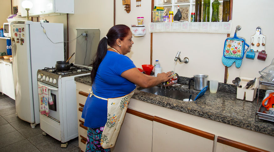 Mulheres dedicam quase o dobro do tempo dos homens em tarefas domésticas |  Agência de Notícias