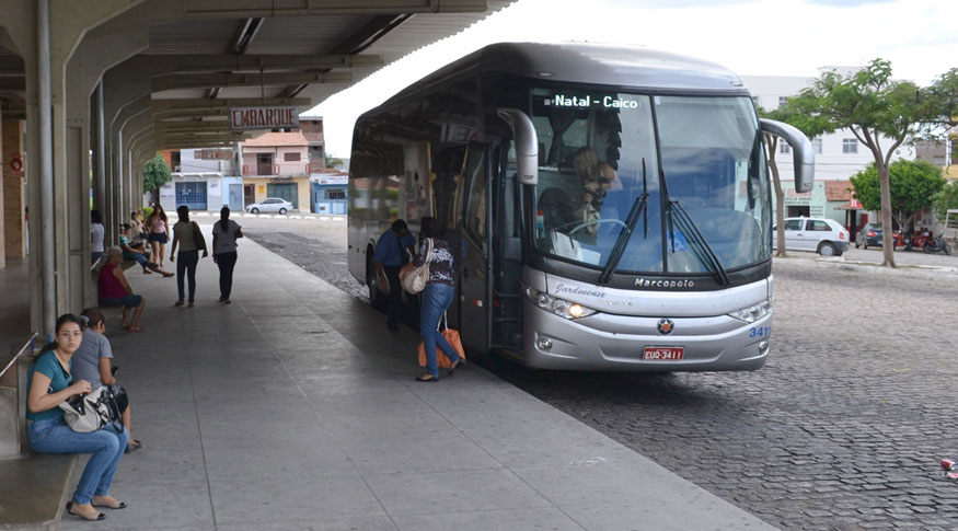 #PraCegoVer Plataforma de rodoviária com uma pessoa embarcando em um ônibus