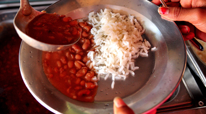 #PraCegoVer A foto mostra um prato típico da família brasileira, com arroz e feijão.