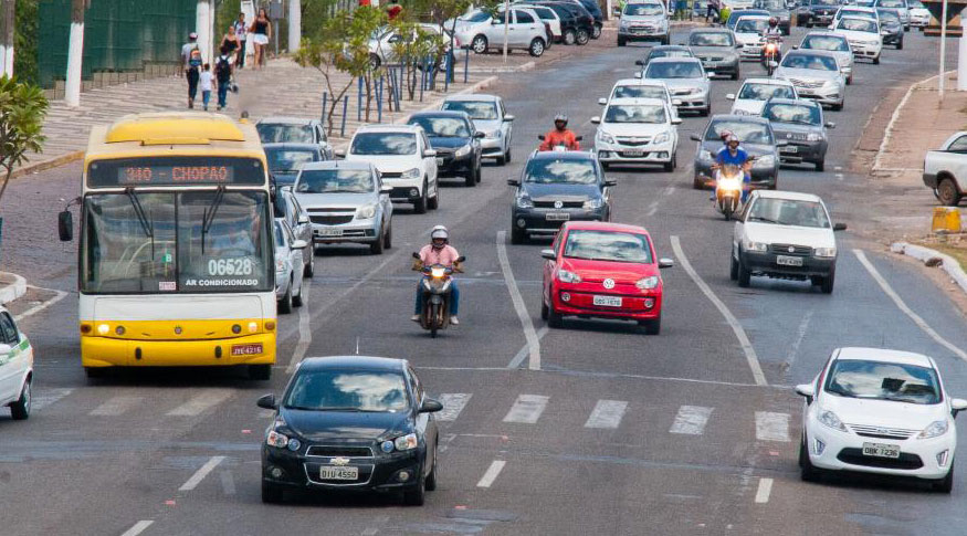 #PraCegoVer vista de uma via com carros e motos