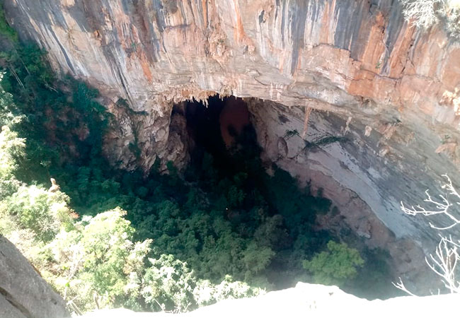 ”#PraCegoVer Entrada de uma caverna do parque