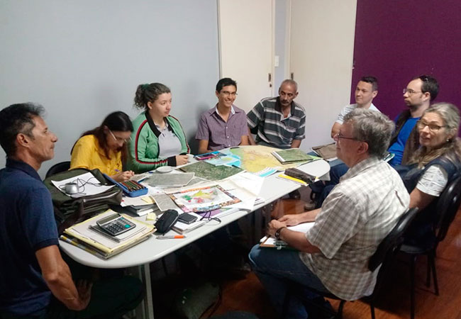 ”#PraCegoVer Reunião com técnicos sobre a ocorrência da Mata Seca na região