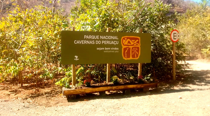 #PraCegoVer Placa da entrada do Parque Nacional Cavernas do Peruaçu no norte de Minas Gerais