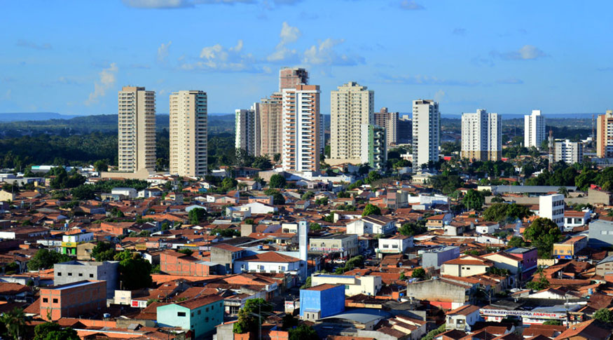 #PraCegoVer Vista aérea da cidade de Imperatriz com alguns prédios ao fundo