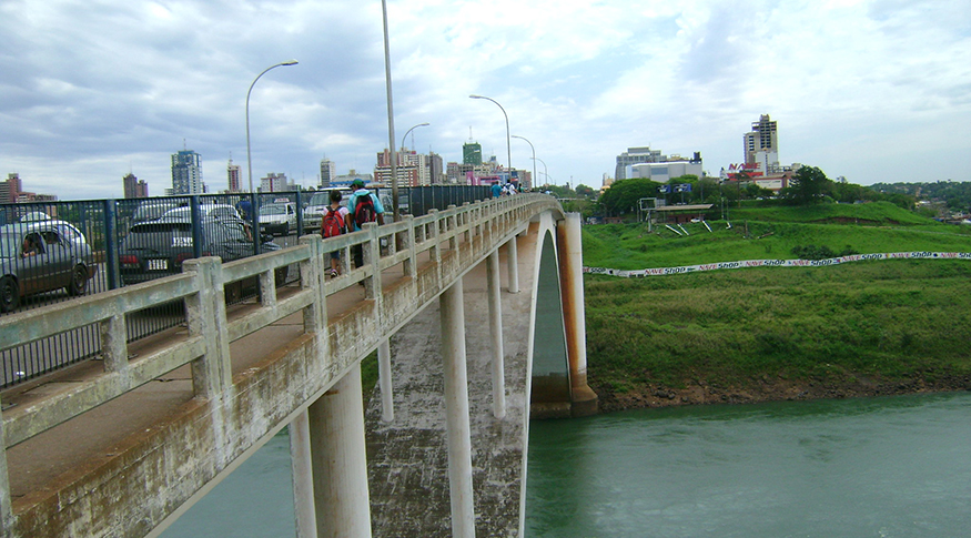 #PraTodosVerem A foto mostra um ângulo lateral da Ponte da Amizade no Paraná, com carros passando em cima dela.