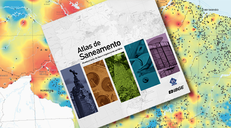 #PraCegoVer A imagem é uma montagem de um detalhe do mapa do Brasil, colorido, e na frente aparece a capa do Atlas de Saneamento, inclinada.