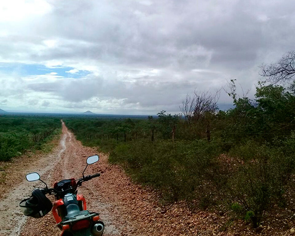 #praCegoVer Ana Lúcia enfrentou seca e tempestade, em cima da moto, para fazer a coleta 