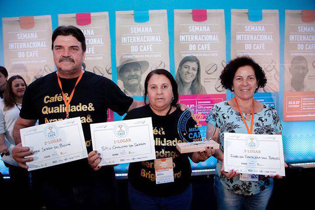 #PraCegoVer Patrícia Borges (à direita) é premiada na Semana Internacional do Café em Belo-Horizonte, 2017 - Crédito: Amecafé Mantiqueira - Arquivo Facebook