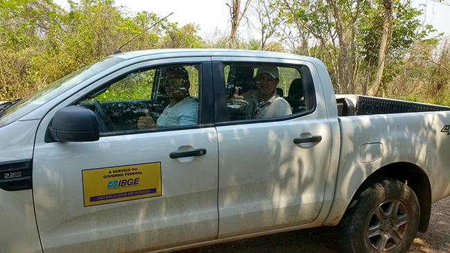 #praCegoVer Agentes do IBGE chegam a setor rural em Cuiabá, no Mato Grosso
