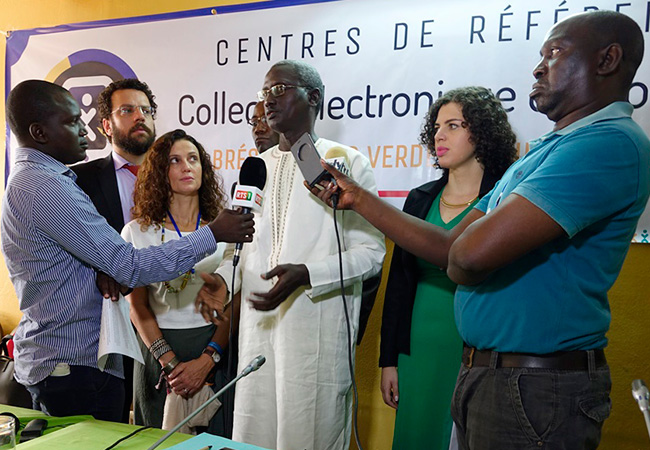 #praCegoVer O senegalês Babacar Ndir concede entrevista à imprensa local