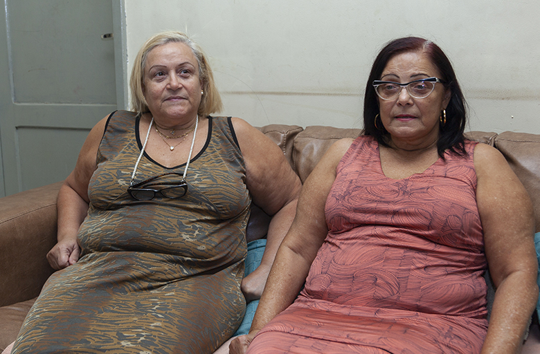 #praCegoVer Sandra (esq.) e Regina são irmãs de Oliveiro, de 60 anos