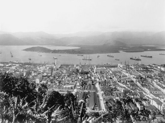 Vista aérea da cidade de Santos com o porto ao fundo - Santos (SP) - 1920 - IHS / Memorial do Imigrante / Museu da Imigração